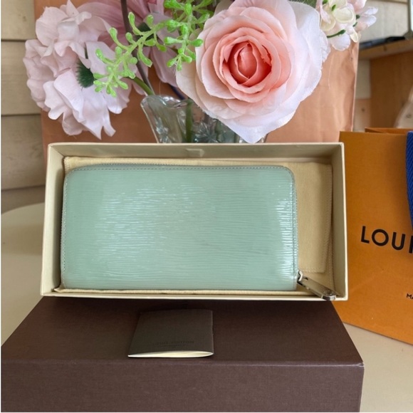 Authentic Louis Vuitton long wallet - Picture 2 of 13